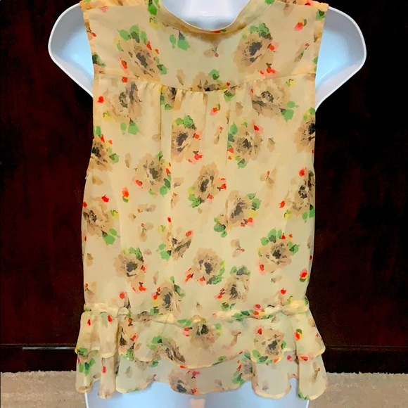 Sleeveless yellow blouse - Picture 2 of 4